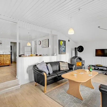 Pet Friendly In With Kitchen