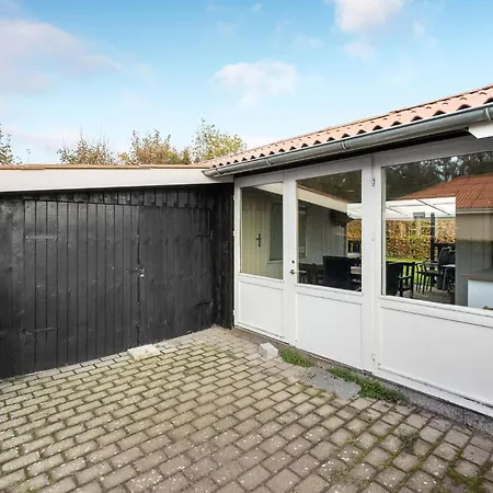 Pet Friendly In With Kitchen