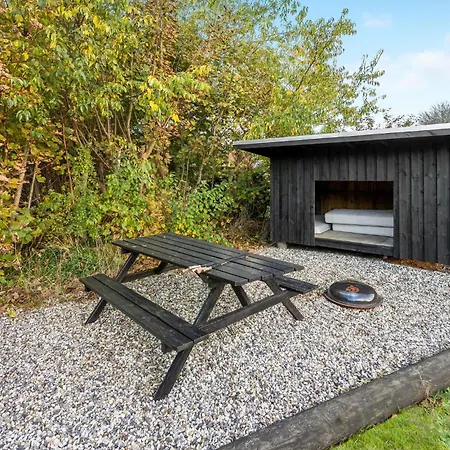 Pet Friendly In With Kitchen