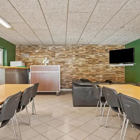 Pet Friendly In With Kitchen *