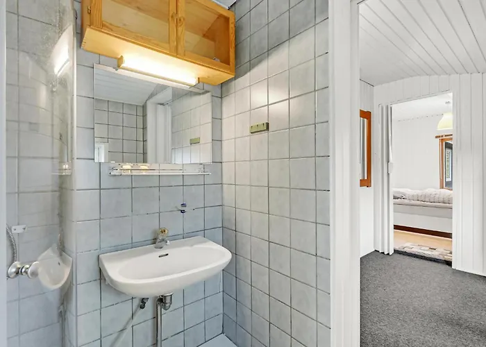 Pet Friendly In With Kitchen