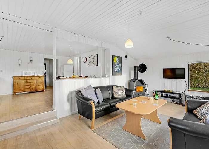 Pet Friendly In With Kitchen