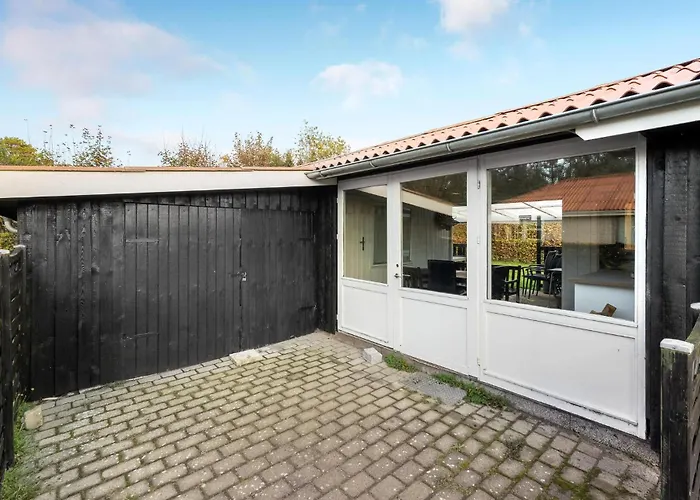 Pet Friendly In With Kitchen