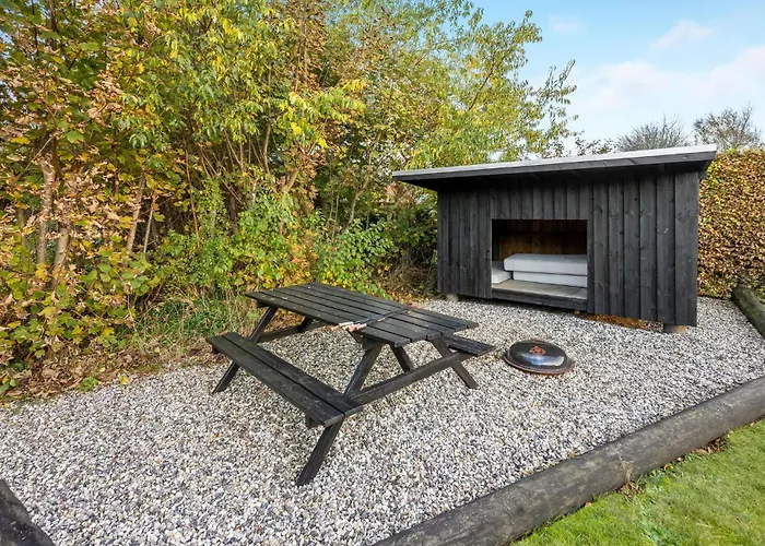 Pet Friendly In With Kitchen